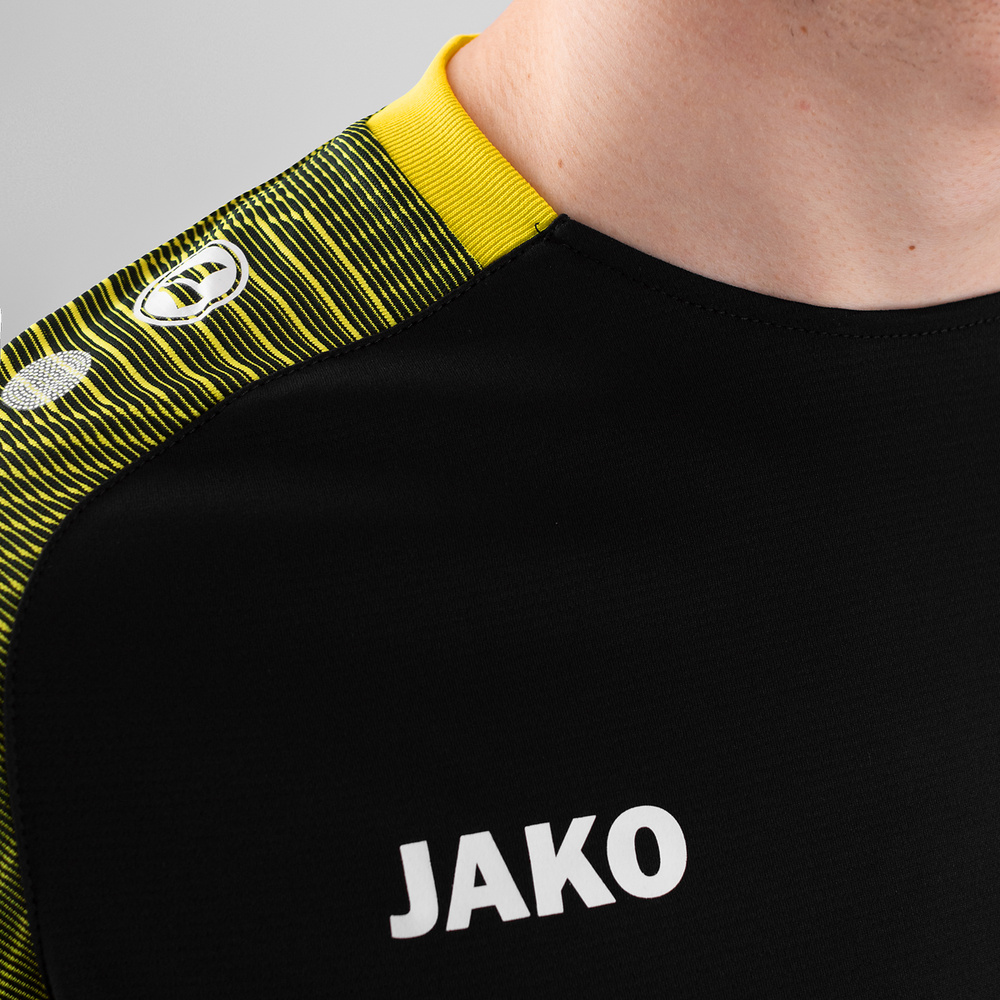 CAMISETA JAKO PERFORMANCE, NEGRA-AMARILLA HOMBRE. 