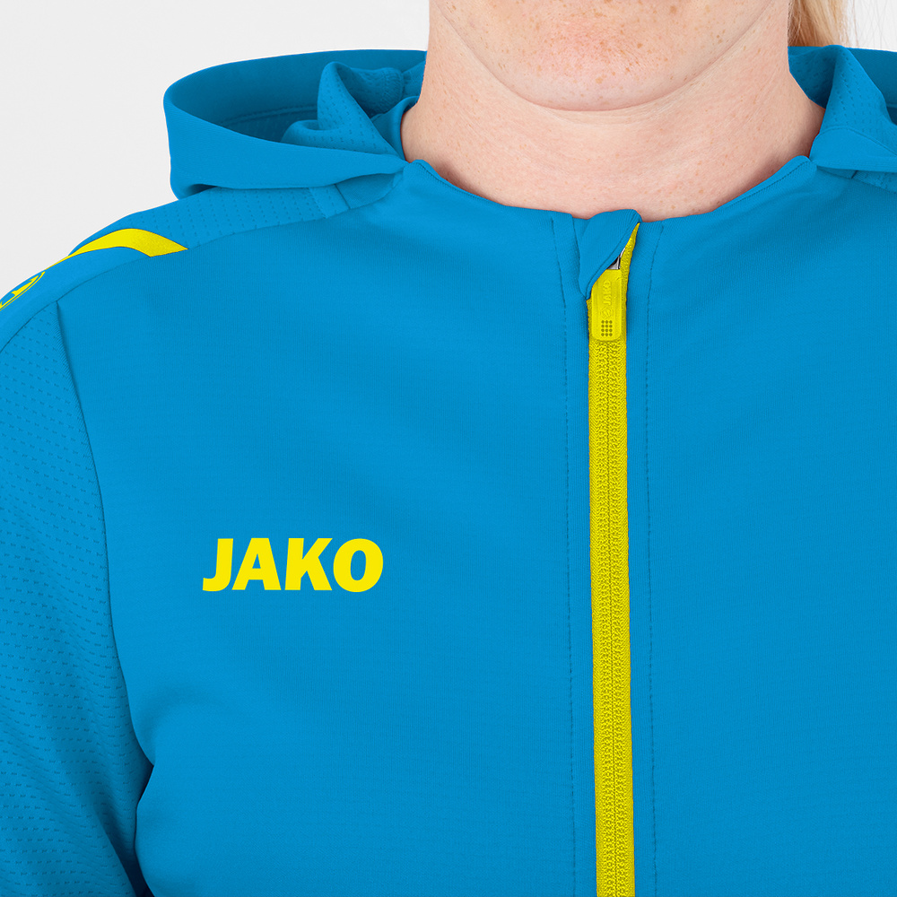 CHAQUETA DE ENTRENAMIENTO CON CAPUCHA JAKO CHALLENGE, AZUL JAKO-AMARILLO NEÓN MUJER. 