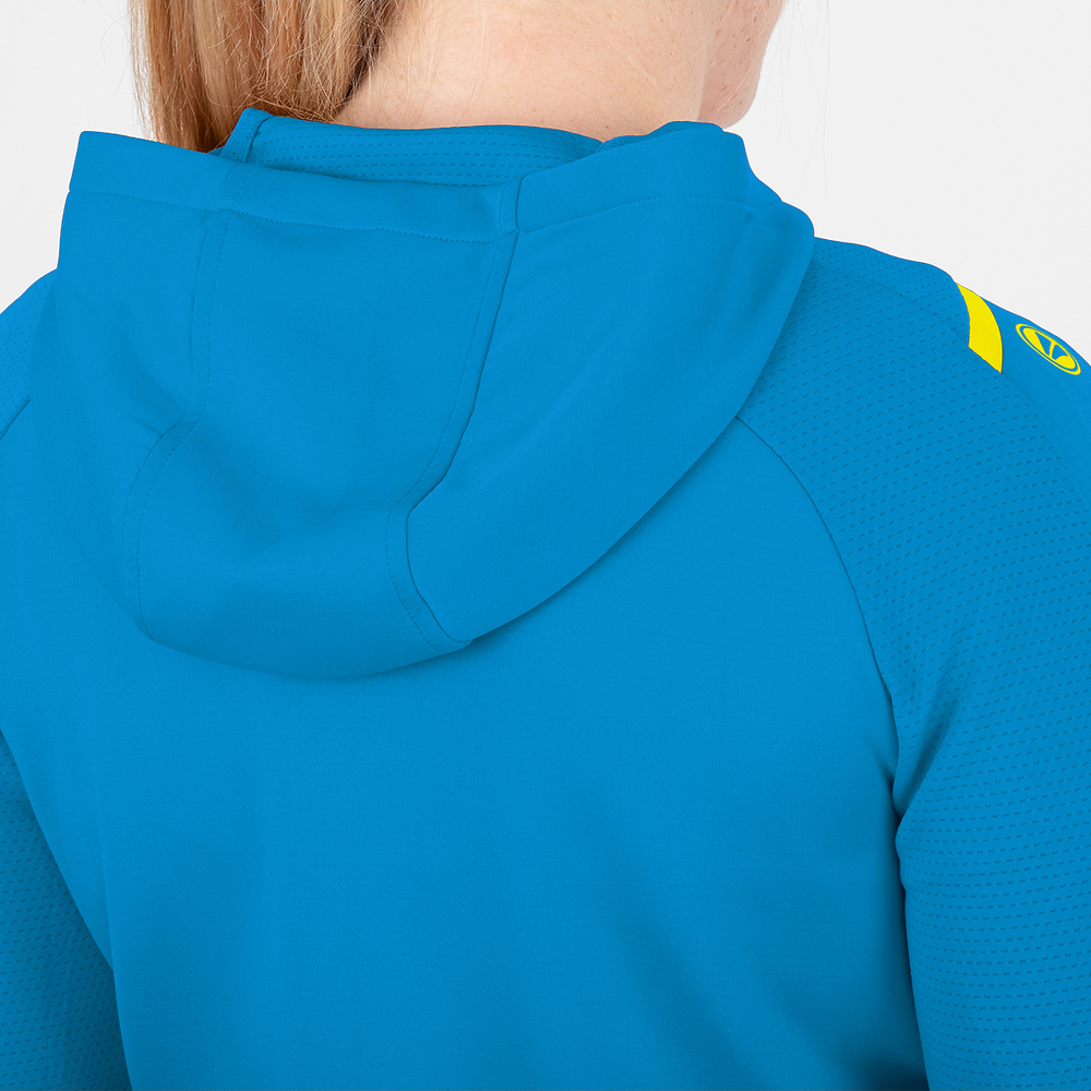 CHAQUETA DE ENTRENAMIENTO CON CAPUCHA JAKO CHALLENGE, AZUL JAKO-AMARILLO NEÓN MUJER. 