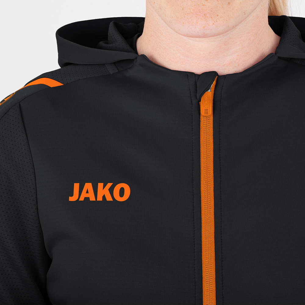 CHAQUETA DE ENTRENAMIENTO CON CAPUCHA JAKO CHALLENGE, NEGRA-NARANJA NEÓN MUJER. 