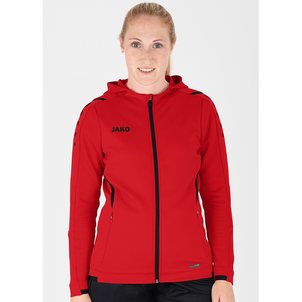 CHAQUETA DE ENTRENAMIENTO CON CAPUCHA JAKO CHALLENGE, ROJA-NEGRA MUJER. 