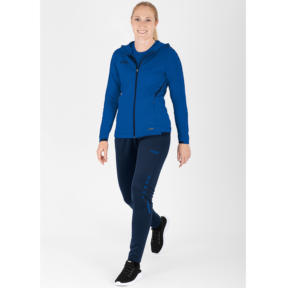 CHAQUETA DE ENTRENAMIENTO CON CAPUCHA JAKO CHALLENGE, ROYAL-MARINO MUJER. 