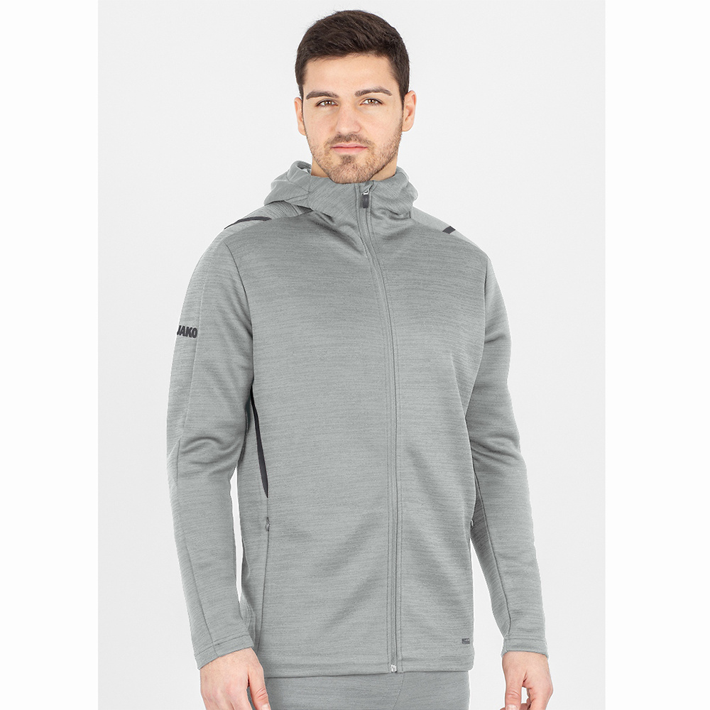 CHAQUETA DE OCIO JAKO CHALLENGE CON CAPUCHA, GRIS CLARO-ANTRACITA HOMBRE. 