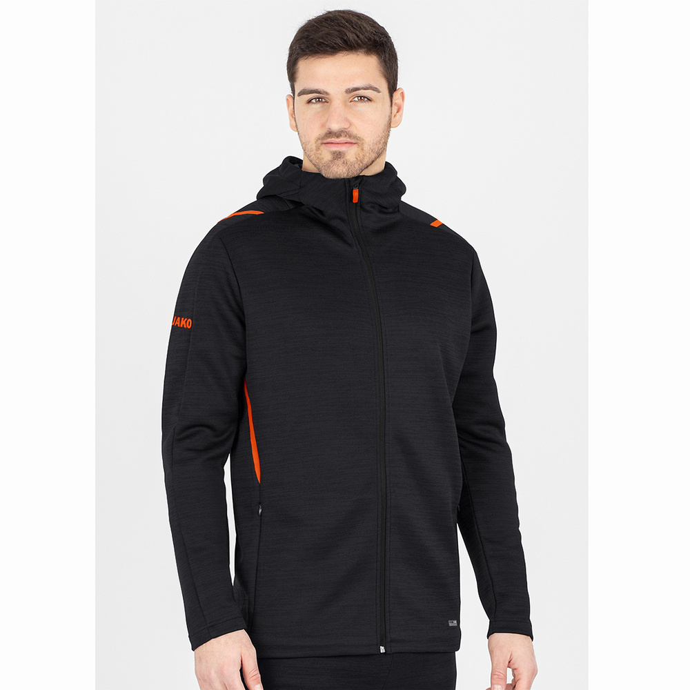 CHAQUETA DE OCIO JAKO CHALLENGE CON CAPUCHA, NEGRA-NARANJA NEÓN HOMBRE. 