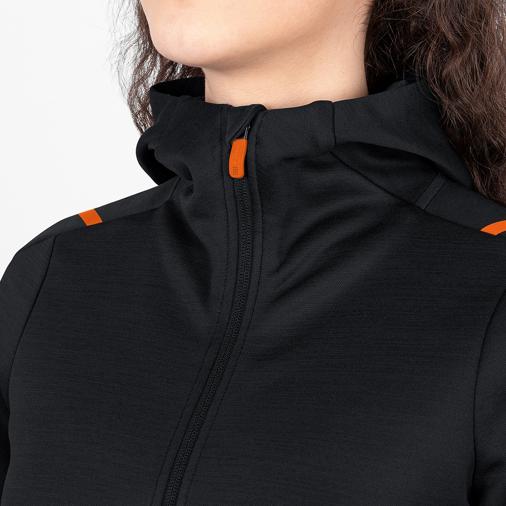 CHAQUETA DE OCIO JAKO CHALLENGE CON CAPUCHA, NEGRA-NARANJA NEÓN MUJER. 