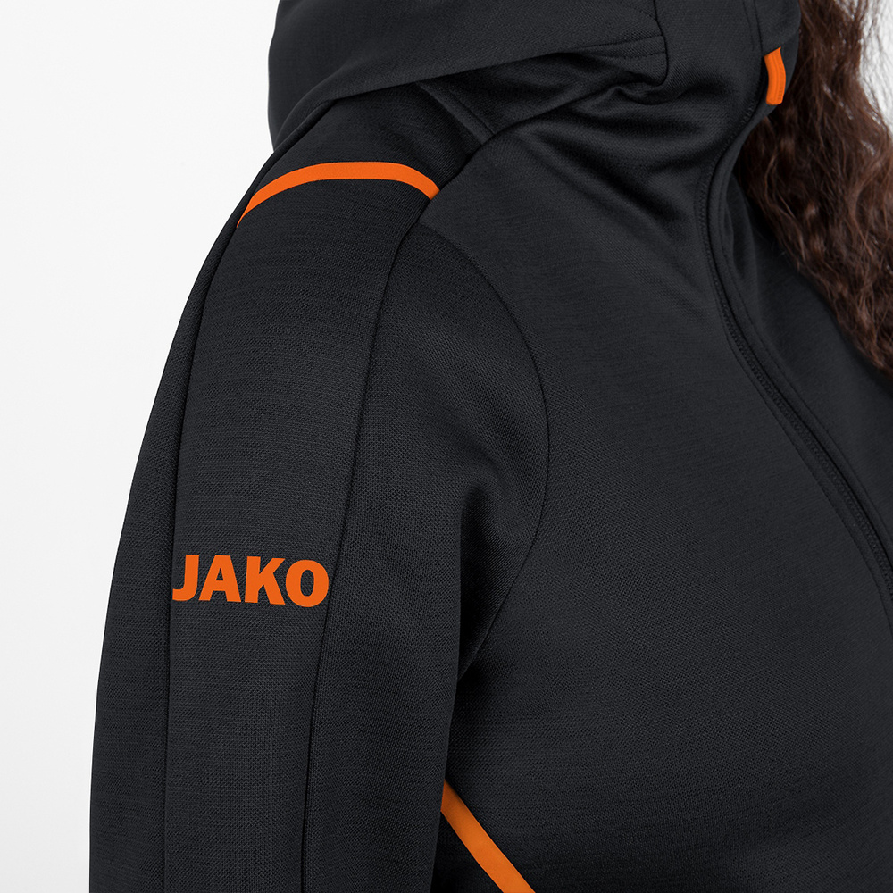 CHAQUETA DE OCIO JAKO CHALLENGE CON CAPUCHA, NEGRA-NARANJA NEÓN MUJER. 