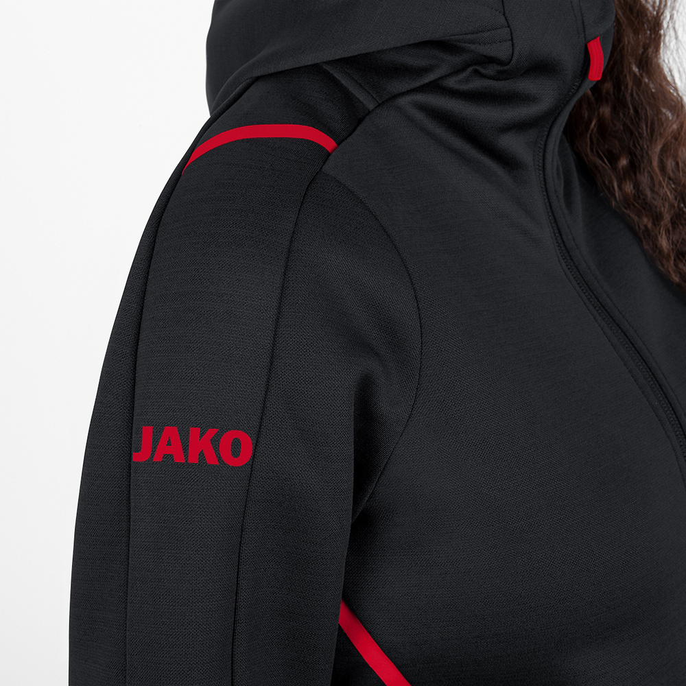 CHAQUETA DE OCIO JAKO CHALLENGE CON CAPUCHA, NEGRA-ROJA MUJER. 