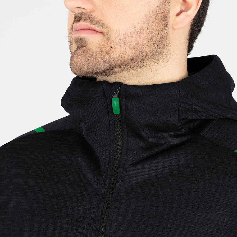 CHAQUETA DE OCIO JAKO CHALLENGE CON CAPUCHA, NEGRA-VERDE HOMBRE. 