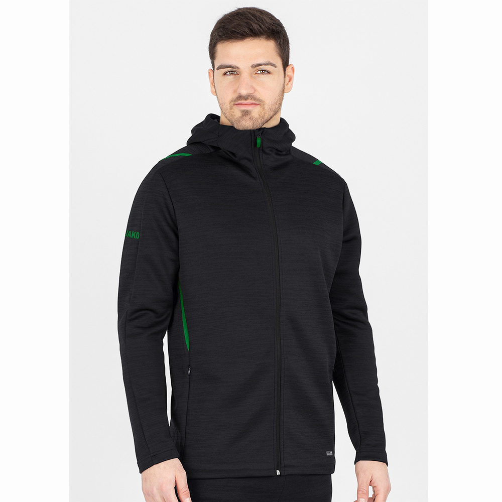 CHAQUETA DE OCIO JAKO CHALLENGE CON CAPUCHA, NEGRA-VERDE NIÑO. 