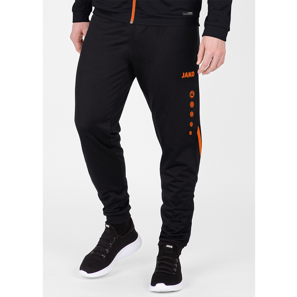 PANTALÓN POLIÉSTER JAKO CHALLENGE, NEGRO-NARANJA NEÓN HOMBRE. 