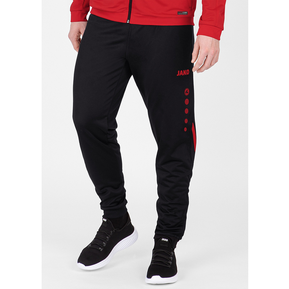 PANTALÓN POLIÉSTER JAKO CHALLENGE, NEGRO-ROJO HOMBRE. 